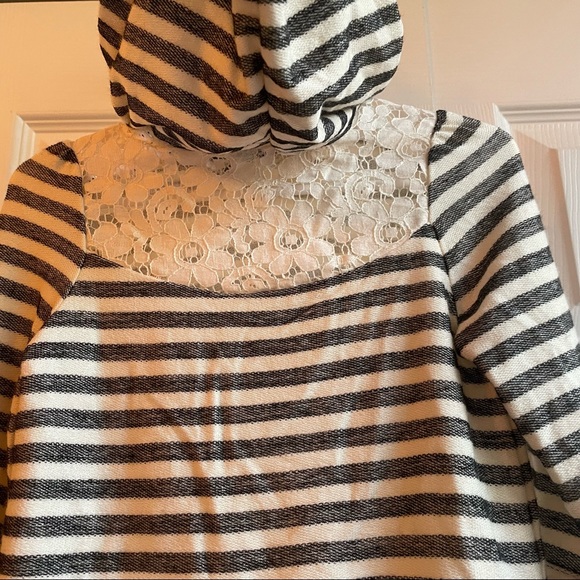 Black and white striped lace hoodie outfit leggings - Picture 4 of 5